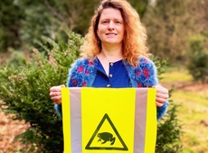 Nancy Van Huffelen met fluohesje